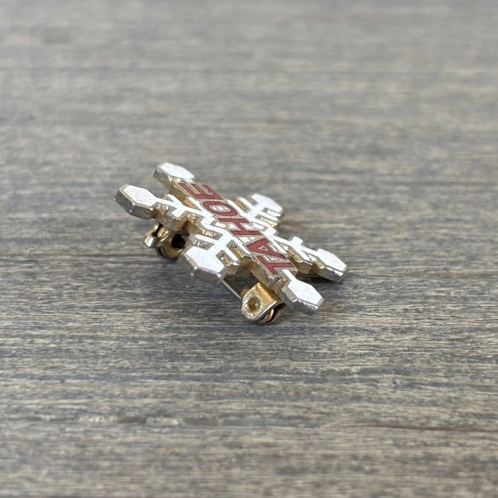 Vintage Lake Tahoe White, Gold & Red Metal Snowflake Lapel Brooch Clothing Pin - Picture 5 of 8